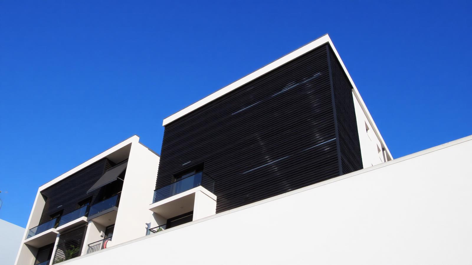 Fachada de pequeno edifício residencial moderno brasileiro